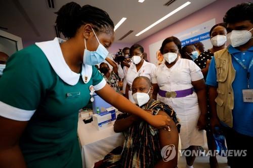 지난 3월 2일 코로나19 백신을 접종받는 가나 보건 서비스의 사무국장 