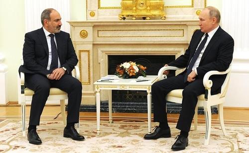 이달 7일 모스크바서 회담하는 푸틴 대통령(오른쪽)과 파쉬냔 아르메니아 총리