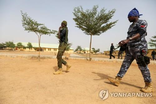 지난 2월 27일 여학생 집단납치 후 순찰하는 나이지리아 경찰들