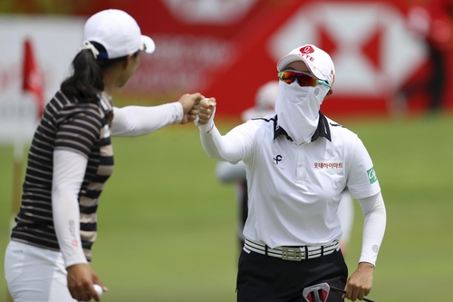 Kim Hyo-joo (right) in the second round