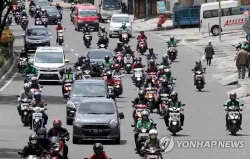인도네시아 도심에서 흔히 보이는 고젝 오토바이 기사들 