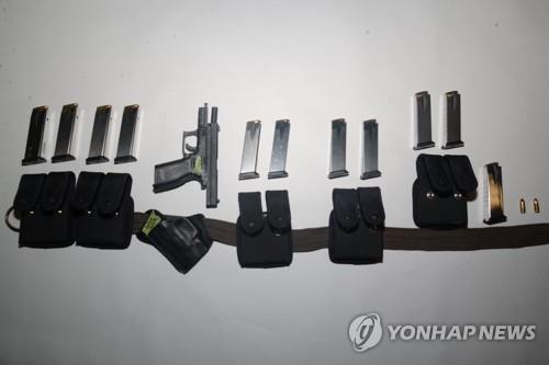 미 경전철 차량기지 총격범 새뮤얼 캐시디의 자택에서 경찰이 발견한 총기와 탄창. [AP=연합뉴스]
