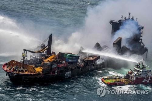 지난달 30일 컨테이너선 MV X-프레스 펄호에 대한 화재 진압 모습. [AFP=연합뉴스]