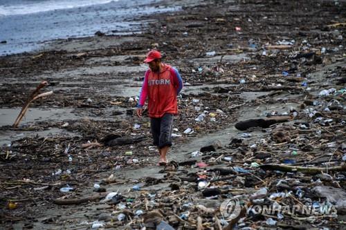 인도네시아 반다아체 해변에 밀려온 플라스틱 쓰레기