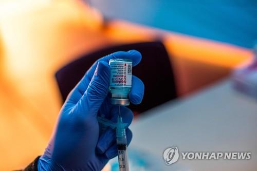 미 캘리포니아 로스앤젤레스의 한 병원에서 간호사가 모더나의 코로나19 백신을 접종하려 준비하고 있다. [AFP=연합뉴스 자료사진]