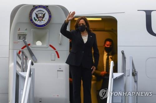 첫 해외순방 마치고 귀국하는 해리스 미국 부통령