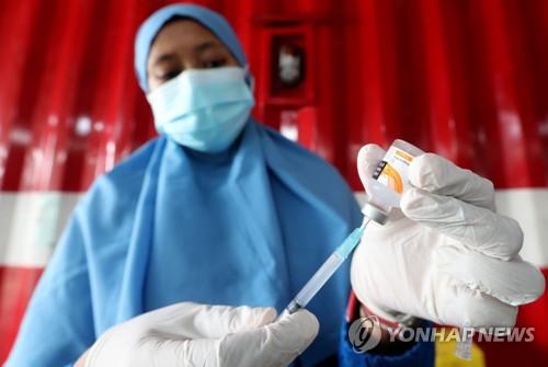 인도네시아 자카르타에서 백신 접종을 준비 중인 의사. [EPA=연합뉴스]