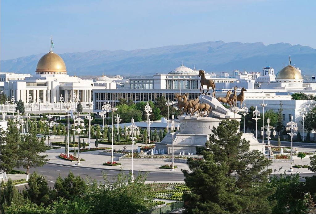 2018년 투르크메니스탄 수도 아시가바트 시내 광장 모습