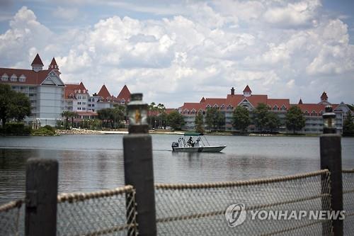 5년 전 플로리다주 올랜도에 있는 디즈니월드의 리조트 주변에서 실종 소년 수색작업이 벌어지는 모습 [EPA=연합뉴스 자료사진]