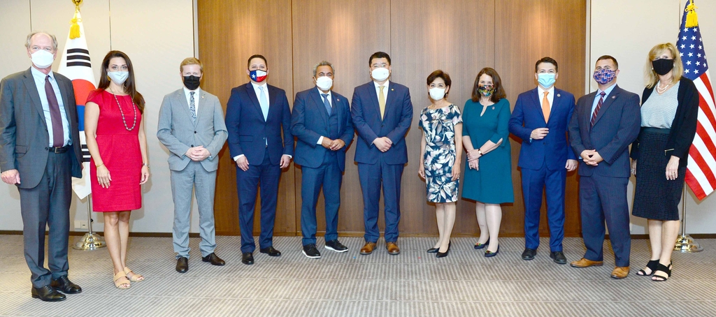 (서울=연합뉴스) 2021년 7월 7일 한국 외교부를 방문한 미국의회 한국연구모임(CSGK) 대표단. 왼쪽부터 토머스 번 코리아소사이어티 회장, 제이미 헤레라 뷰틀러(공화·워싱턴), 피터 마이어(공화·미시건), 토니 곤잘레스(공화·텍사스), 아미 베라(민주·캘리포니아), 최종건 외교부 1차관, 영 김(공화·캘리포니아), 다이아나 드겟(민주·콜로라도), 브렌던 보일(민주·펜실베이니아), 대런 소토(민주·플로리다) 하원 의원, 사비네 슐라이트 미국 전직의원협회(FMC) 최고운영책임자 [외교부 제공, 재판매 및 DB 금지]