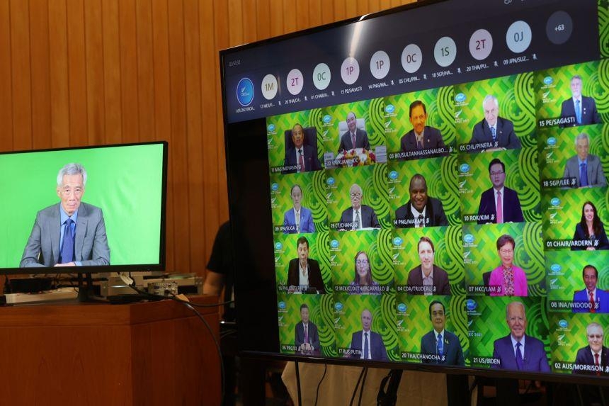 화상으로 열린 APEC 정상회의에서 연설하는 리셴룽 싱가포르 총리(왼쪽)