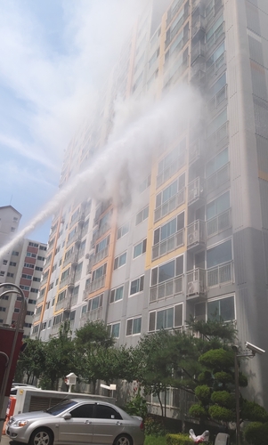 청주 아파트서 화재 1명 추락…주민들 이불로 받아내(종합)