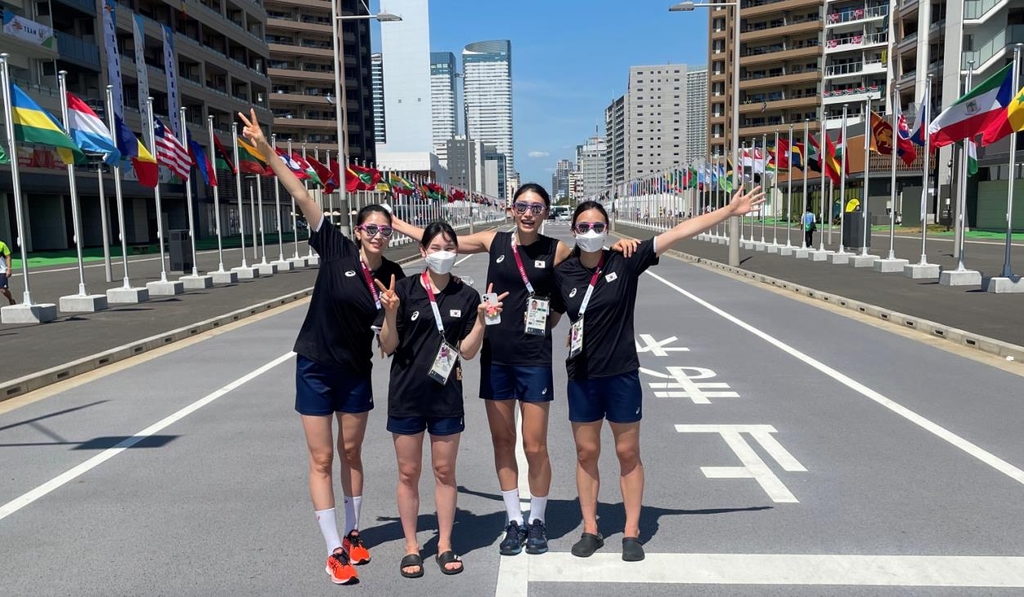 도쿄올림픽 선수촌에서 룸메이트들과. 왼쪽부터 김수지, 안혜진, 김연경, 표승주