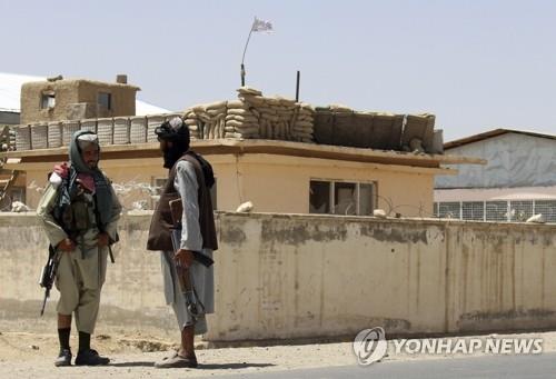아프가니스탄 수도 카불 남서쪽 150㎞ 지점의 거점 도시인 가즈니에서 경계를 서는 탈레반 대원들 [AP=연합뉴스]