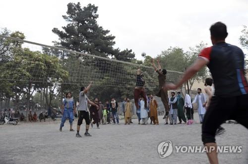 카불 시내 공원에서 배구 경기를 하는 시민들