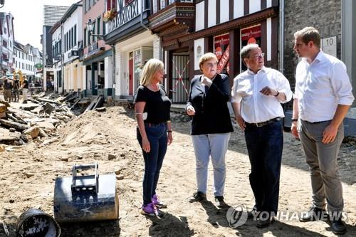 독일 홍수 피해 현장을 찾은 메르켈 총리(왼쪽 두번째)와 아르민 라셰트 기민당·기사당 총리 후보(왼쪽 세번째) [EPA=연합뉴스]