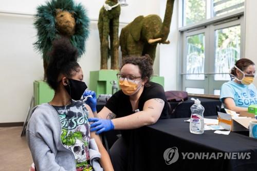 코로나19 백신 접종하는 어린이