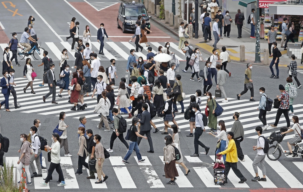 (도쿄 교도=연합뉴스) 일본 정부가 코로나19 대응을 위한 긴급사태를 전면 해제하기로 한 28일 도쿄 번화가인 시부야(澁谷) 스크램블 교차로가 행인들로 붐비고 있다. 