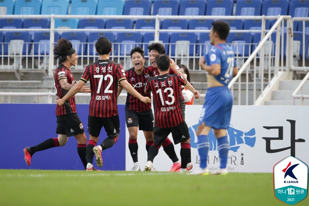 9월 26일 슈퍼매치 때 골 넣고 동료들과 기뻐하는 조영욱(왼쪽에서 네 번째)