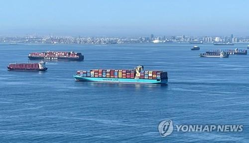 미국 로스앤젤레스(LA) 항과 롱비치 항에 화물을 내리기 위해 대기 중인 컨테이너선