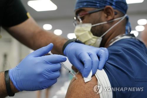화이자 백신 부스터샷을 맞는 미국 의료진