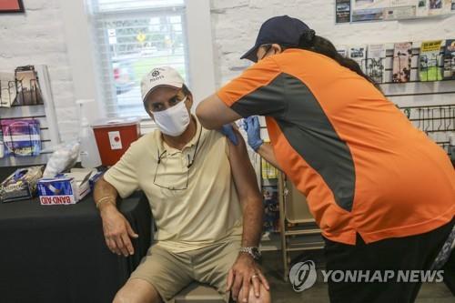 미국 텍사스주에서 코로나19 백신을 맞는 시민