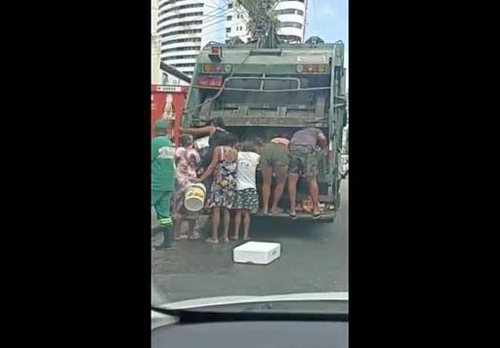 쓰레기 수거 트럭에 매달려 식료품을 뒤지는 브라질 주민들