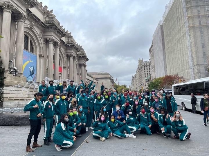 26일(현지시간) 뉴욕에서 열린 '오징어게임과 함께 하는 한국여행' 참가자들