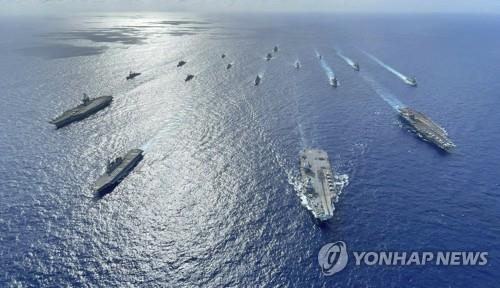 미영 항공모함과 일본 해상자위대가 합동훈련을 하는 모습[AP=연합뉴스 자료사진]
