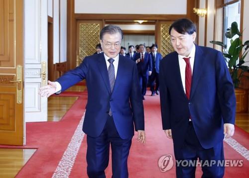 문 대통령, '윤석열 신임 검찰총장 먼저'