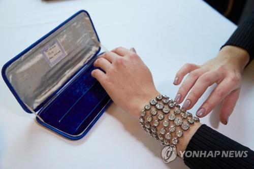 96억원에 낙찰된 마리 앙투아네트의 다이아몬드 팔찌 한 쌍