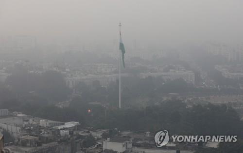  대기오염이 심각한 인도 수도 뉴델리의 12일 모습.