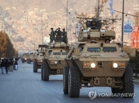 노획 장갑차·헬기로 군사력 과시…탈레반, 카불서 퍼레이드