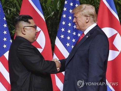 2018년 6월 12일 싱가포르 센토사섬에서 만난 도널드 트럼프 미국 대통령과 김정은 북한 국무위원장 [EPA=연합뉴스 자료사진] [2019.06.09 송고]