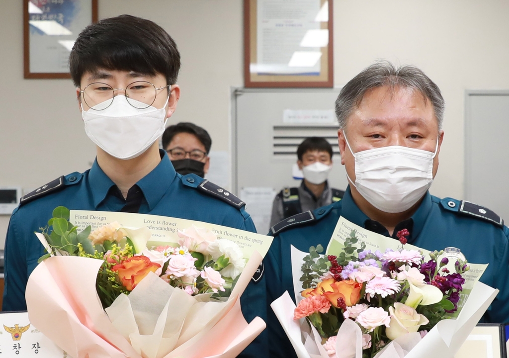 표창받은 김신성 순경과 허재호 경위