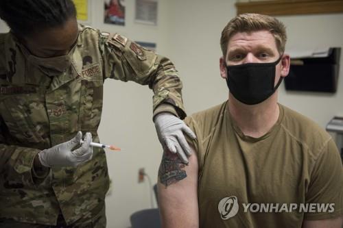 미 육군 "코로나 백신 거부한 장병에 승진·훈장 금지"