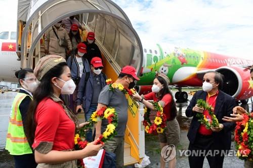 푸꾸옥 공항에 도착한 한국인 단체관광객들을 환영하는 베트남 인사들. 2021.11.20