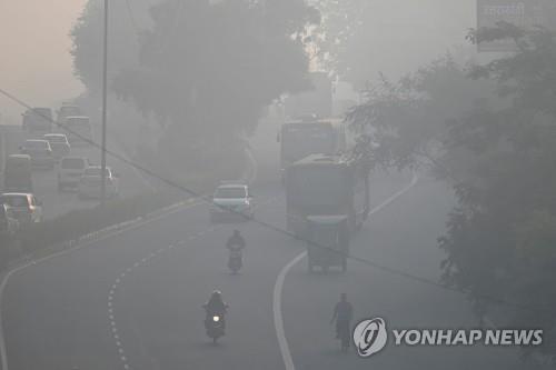  대기오염이 심각한 인도 뉴델리의 21일 모습.