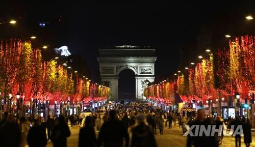크리스마스 전등 켠 파리 샹젤리제 거리