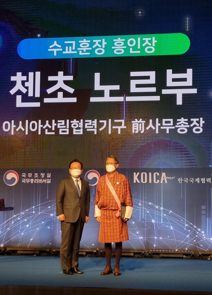 김부겸(왼쪽) 총리와 기념촬영하는 첸초 노르부 전 사무총장