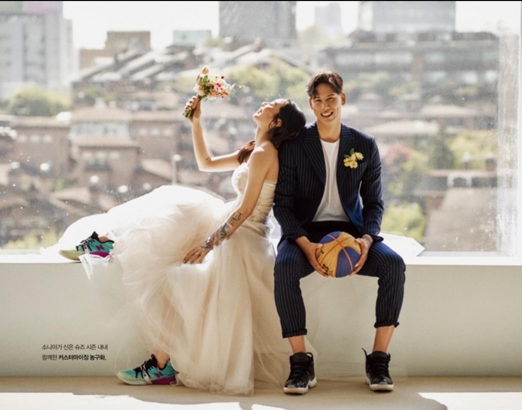 지난해 10월 한국인 아버지와 루마니아인 어머니를 둔 여자프로농구 스타 김소니아(29·아산 우리은행)와 결혼한 이승준. [본인 제공]