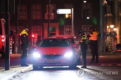 지난 22일 차량 검문 중인 네덜란드 경찰 자료사진