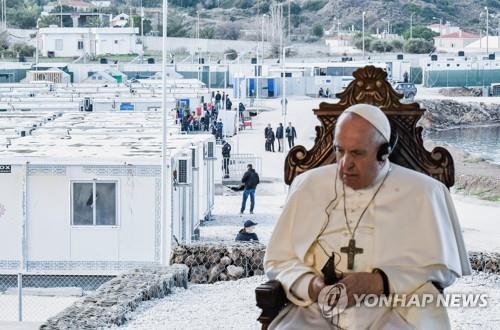 그리스 난민촌 다시 찾은 교황의 한탄 "5년전과 달라진 것 없어"(종합)