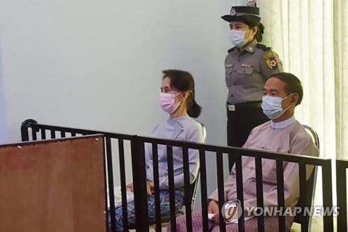 지난 5월 네피도 특별법정에 출석한 아웅산 수치 고문(왼쪽)과 윈 민 전 대통령.