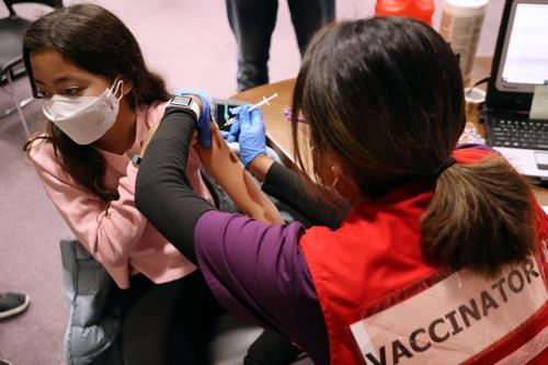 미국 버지니아주에서 화이자의 코로나19 백신을 맞는 어린이