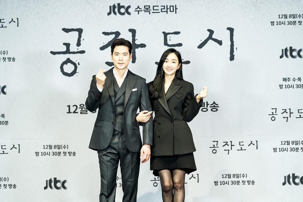 (왼쪽부터) 배우 김강우와 수애