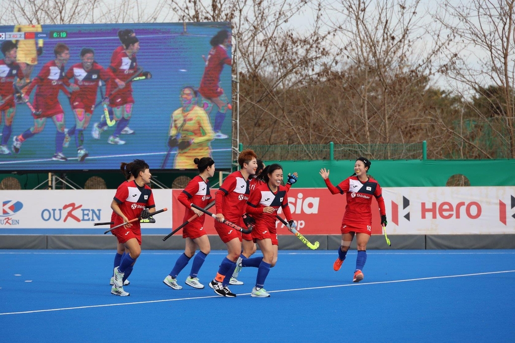 9일 중국과 경기에서 역전 골을 넣고 기뻐하는 한국 선수단.