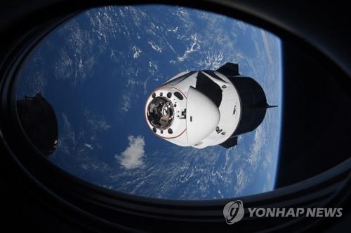 ISS에 접근 중인 스페이스X 유인캡슐 '크루 드래건'