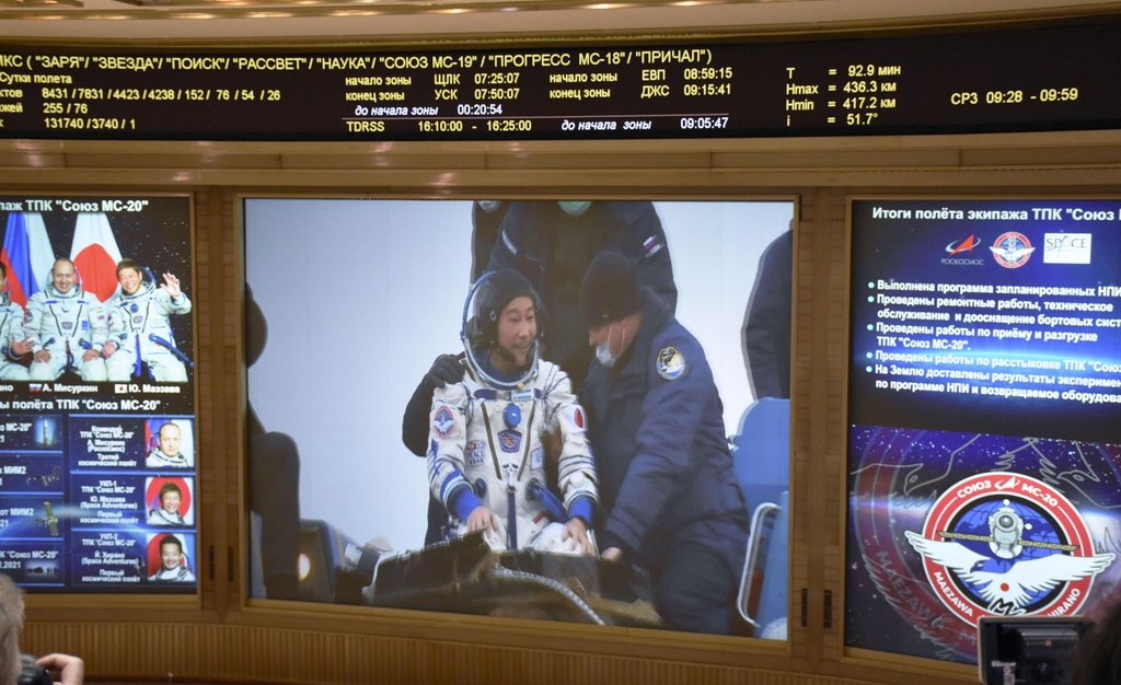(모스크바 교도=연합뉴스) 일본 국적 민간인으로 국제우주정거장(ISS)에 처음 체재한 마에자와 유사쿠가 20일 카자흐스탄 평원에 착륙한 러시아 우주선 소유스에서 내리는 장면이 모스크바 교외에 위치한 우주비행관제센터 모니터에 비치고 있다. 