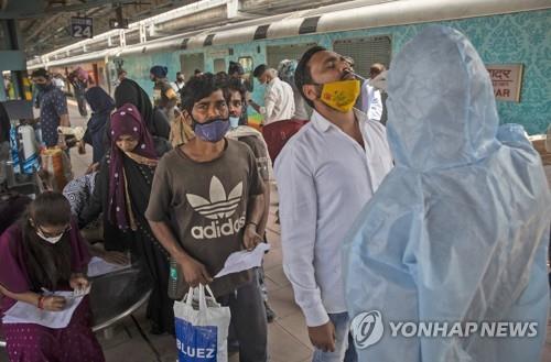 인도 뭄바이 기차역에서 진행된 코로나19 검사.